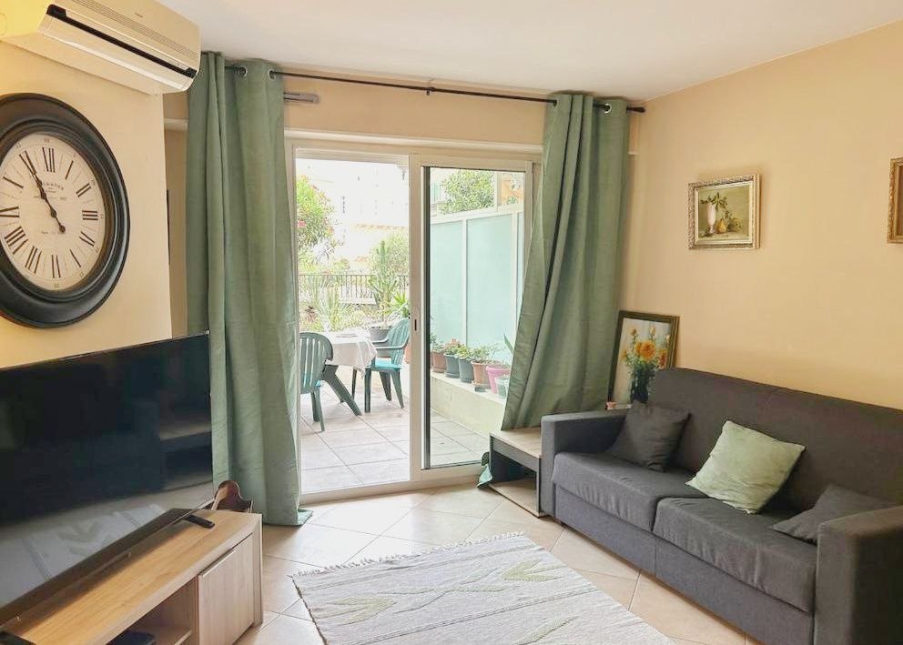 Living room with sofa, TV and direct access to the private terrace
