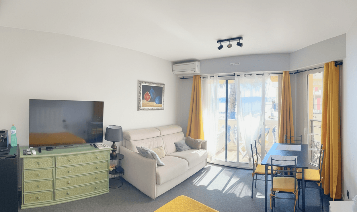 Bright beachfront studio with balcony access in Menton